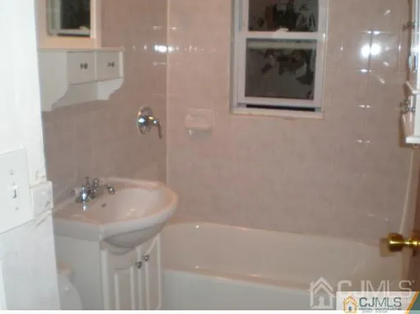 25 Bender Ave, Iselin, NJ 08830