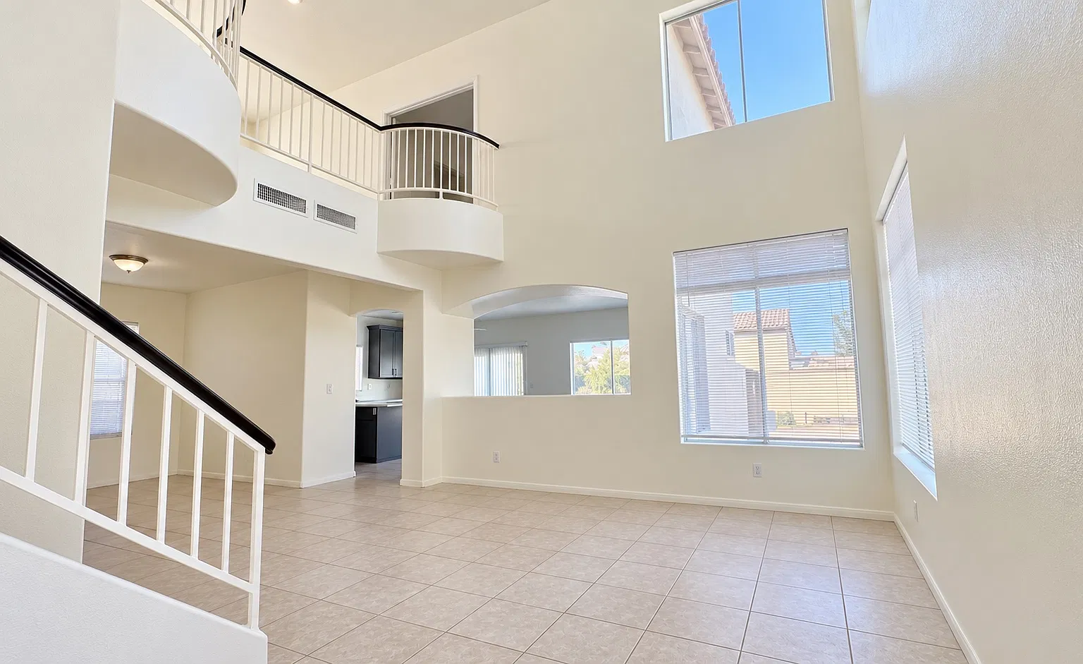4 bed, 2.5 bath, 1916 sqft, $2,450 — Photo 2