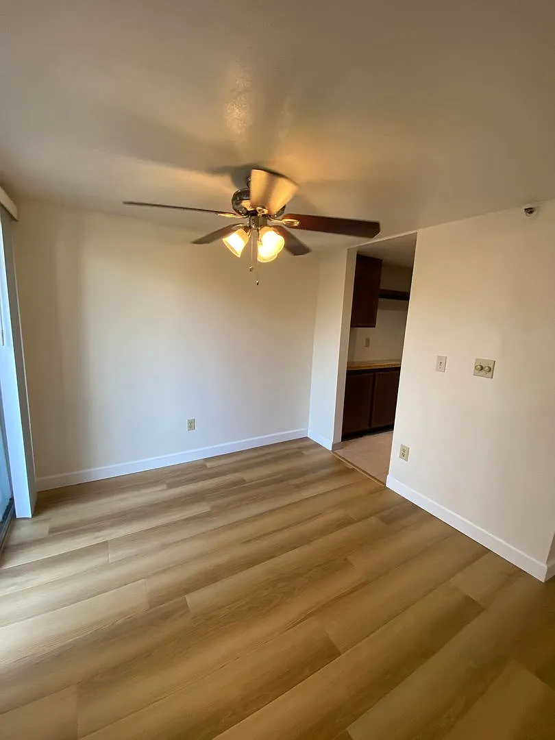 Building Photo - 7508 Parkway Dr #202