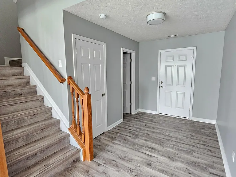 2517 Middle View Dr — Photo 3