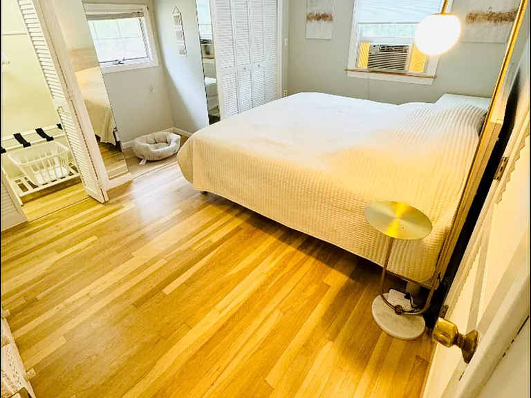 Master bedroom (King Bed)