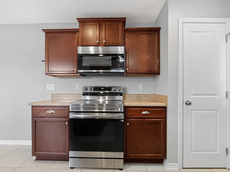 451 Eisenhower Dr — Photo 7