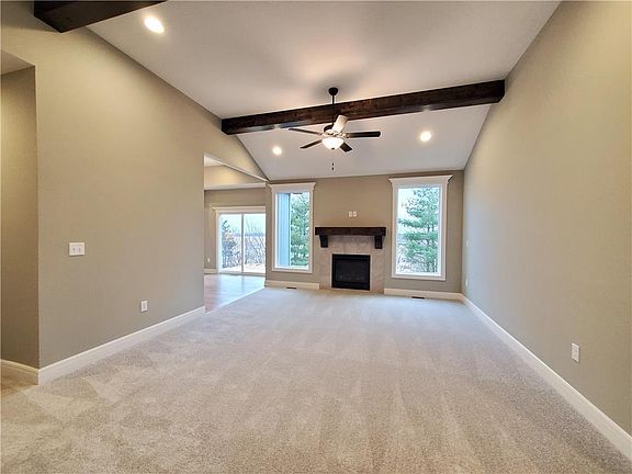 4th image of 700 SE Juniper Dr
