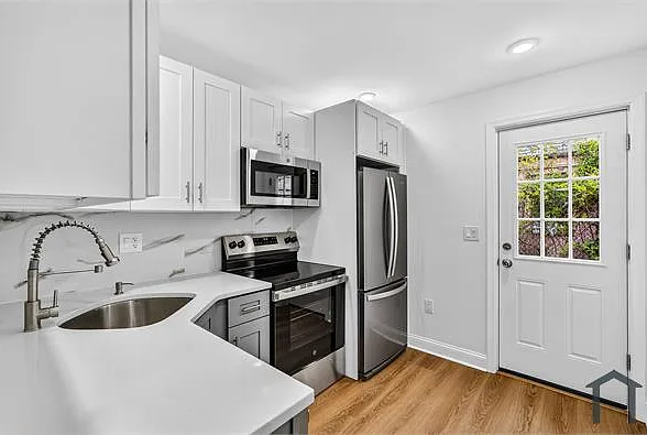 1821 E Oakdale St — Photo 13