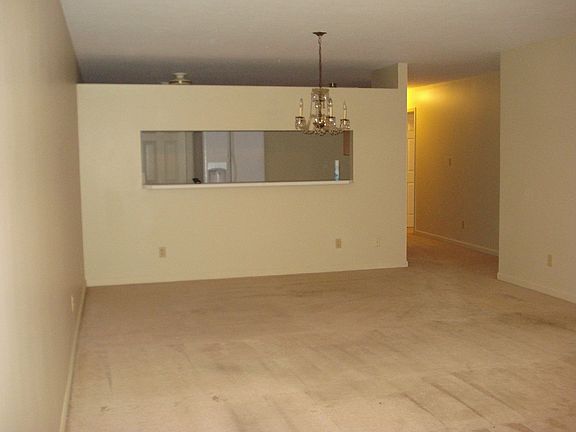 Great Room/Dining Combo With B'fast Bar