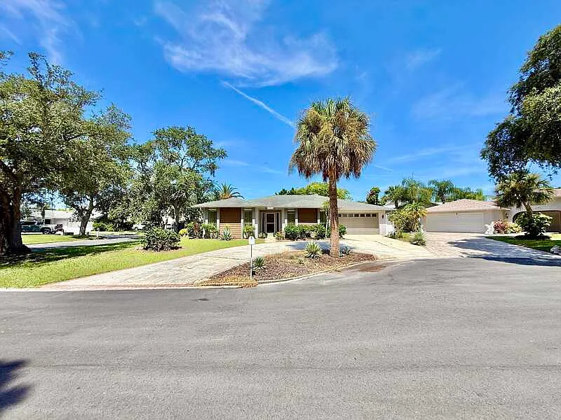 3 bed, 2.0 bath, 1601 sqft, $2,550 — Photo 3