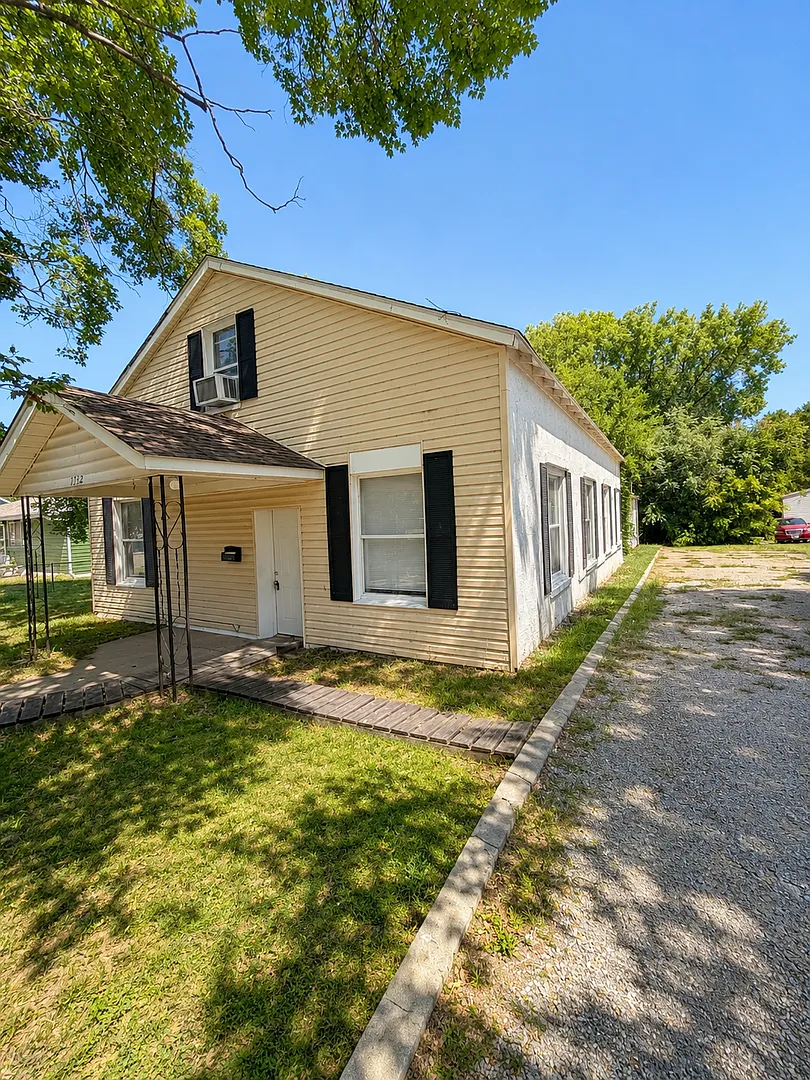 Spacious 3 bedroom / 2 bathroom house in Carthage MO with Storage Garage — Photo 2