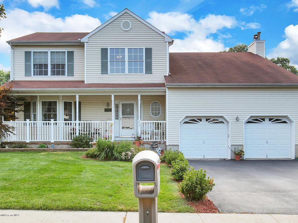 1st image of 12 Clover Hill Dr