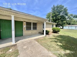 700 W Lon Moore St, Charleston, MO 63834