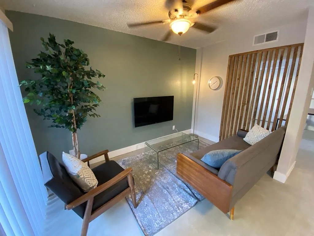 1 bed, 400 sqft, $695 — Photo 2