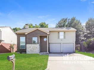 909 Canary Ln, Mansfield, TX 76063