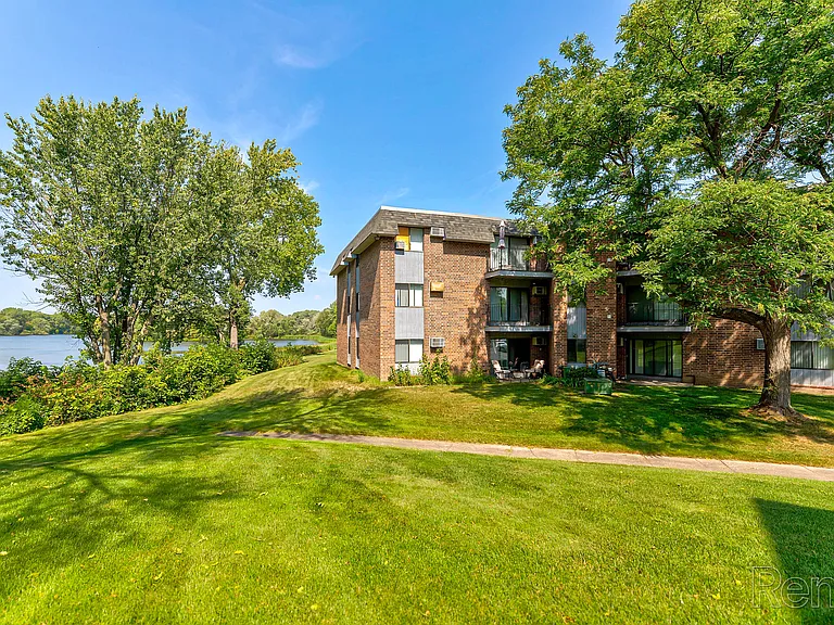 Lake Cove Village Apartments — Photo 43