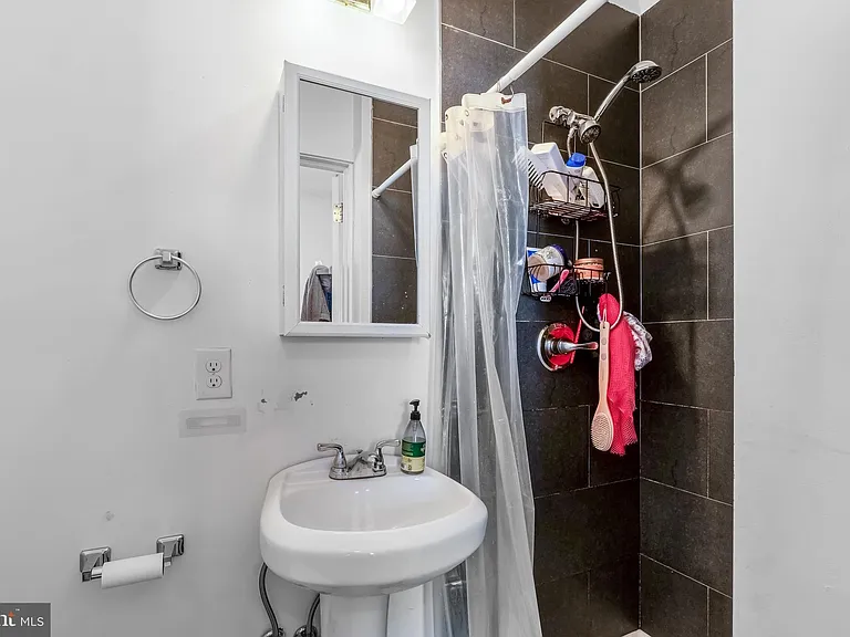 1724 Monument St #B2 — Photo 16