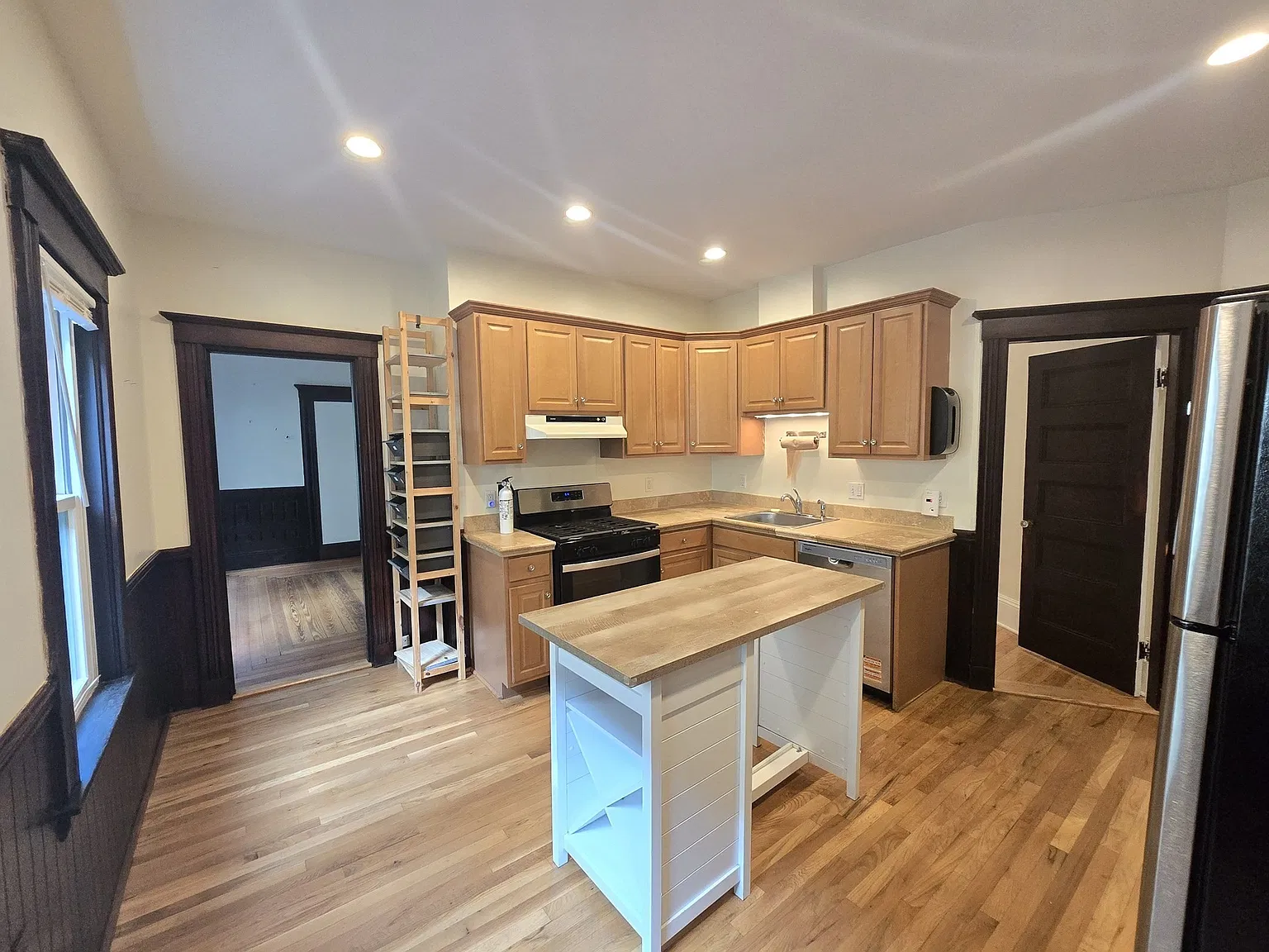 3 bed, 1.0 bath, 1150 sqft, $2,950 — Photo 2