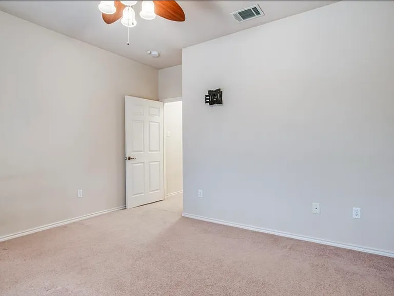187 Castleridge Dr #B — Photo 4