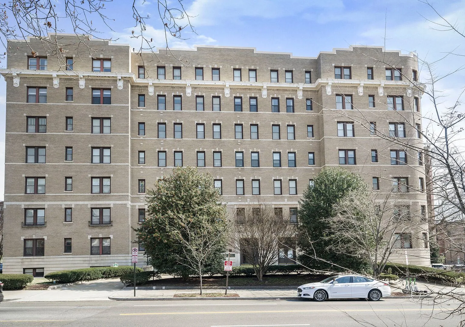 Dual-Entry Designer 2BR | In-Unit W/D | Pet Friendly & Parkside! Available now! — Photo 1