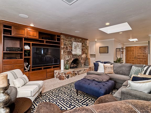 3rd image of 1550 W Country Club Ln W