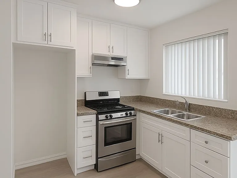 Regina Apartments — Photo 22