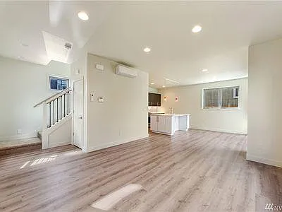 4718 8th Ave NE — Photo 9