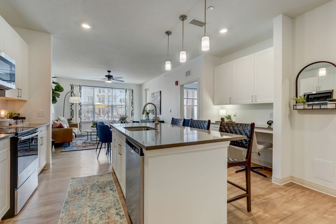 Kitchen with Entertainment-sized Kitchen Island
