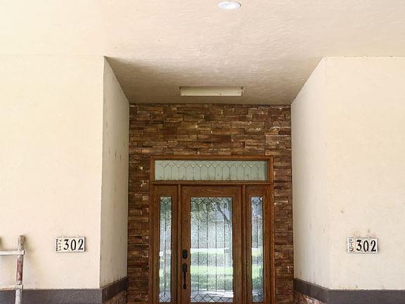 3rd image of 302 W Riverside Dr