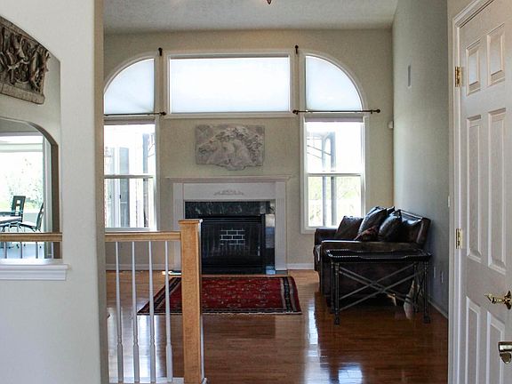4th image of 1086 Williamsburg Ct