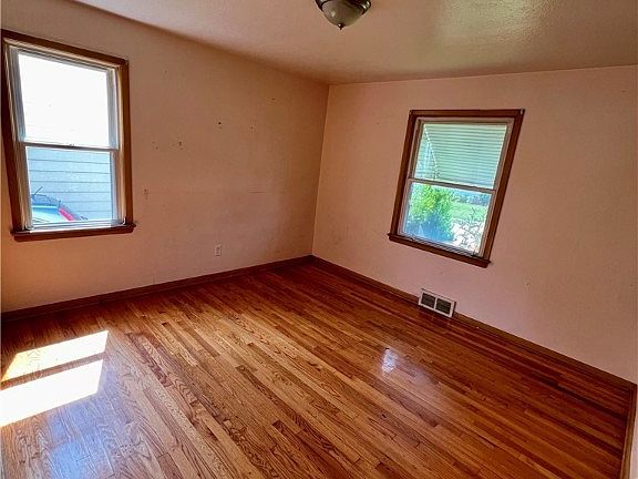 5th image of 15401 Northwood Ave