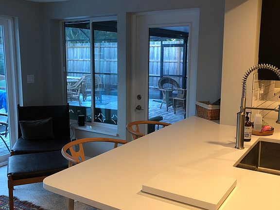 5th image of 832 Wright St