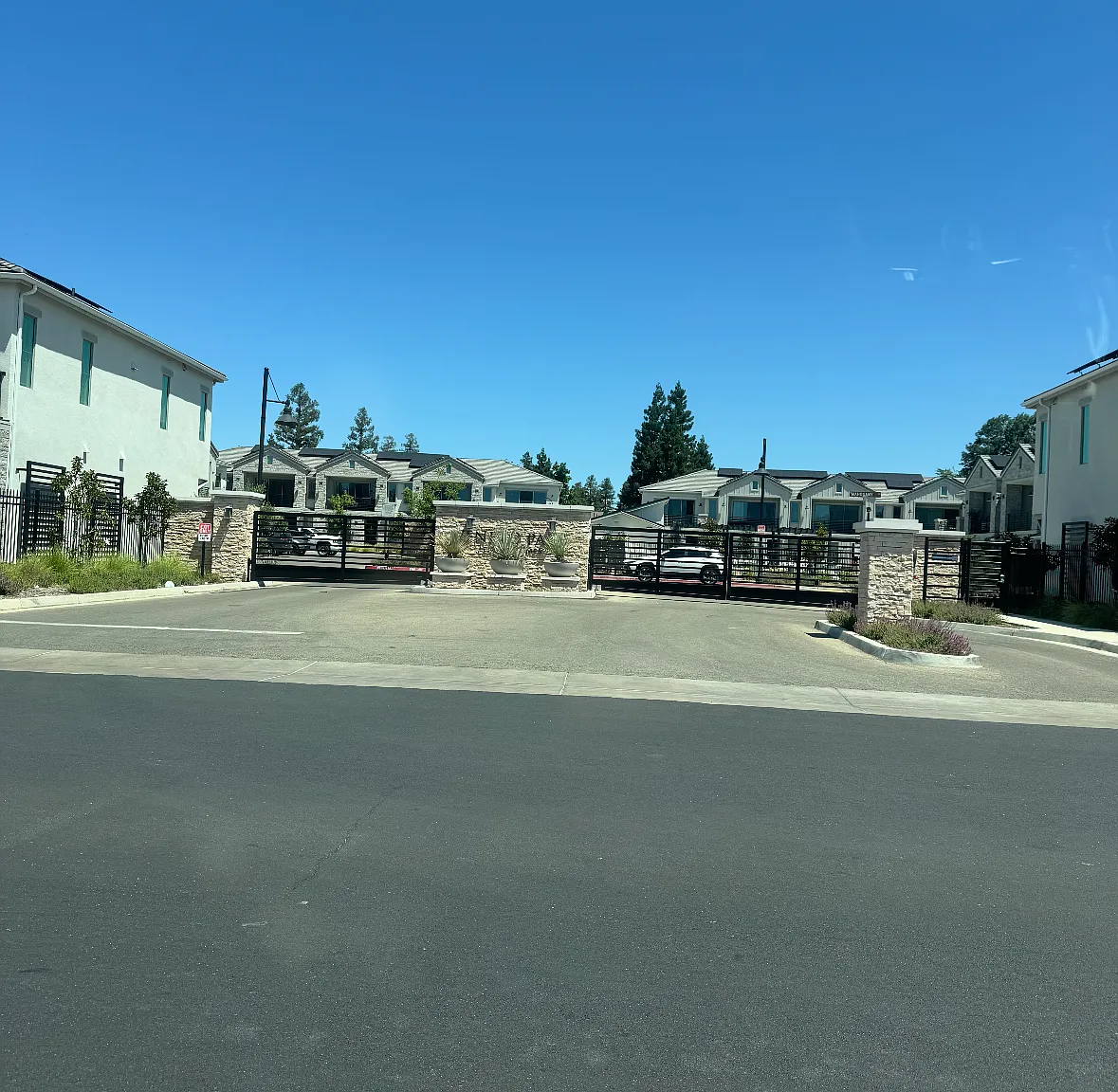 3 bed, 1383 sqft, $2,950 — Photo 3