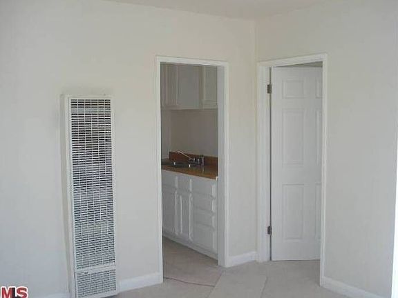 4th image of 11315 Doty Ave