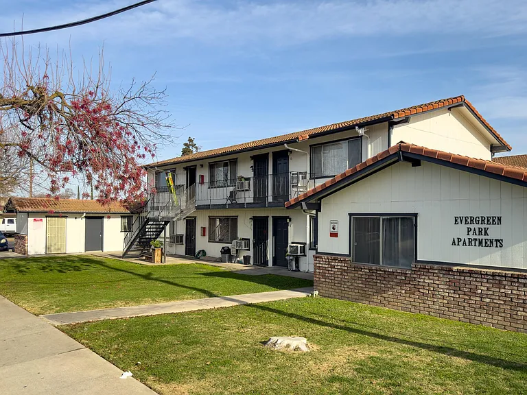Evergreen Park Apartments — Photo 2