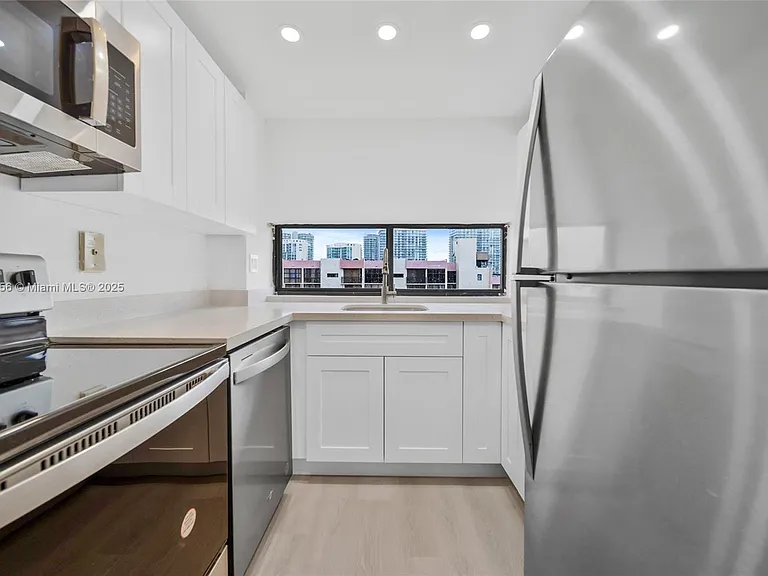 17021 N Bay Rd #1025 — Photo 5