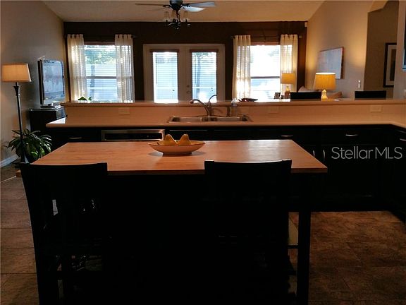 4th image of 4230 King Edward Dr