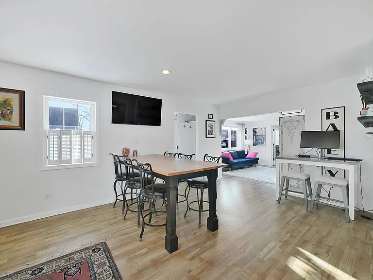 814 Locust St — Photo 6