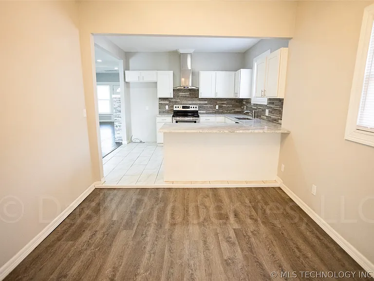 2604 E 7th St S — Photo 16