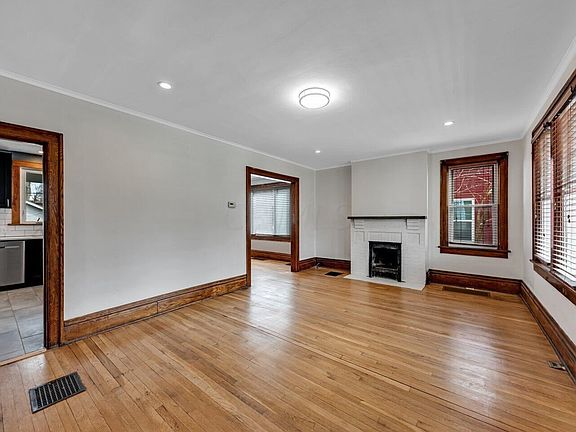 3rd image of 586 Fairwood Ave
