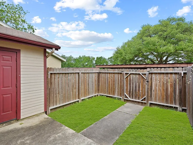 1907 Country Village Blvd #B — Photo 11