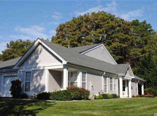 1 Amagansett Ct, Ridge, NY 11961