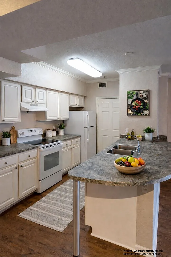 Lovely 2x2 with Balcony & washer/dryer, updated flooring & appliances — Photo 3