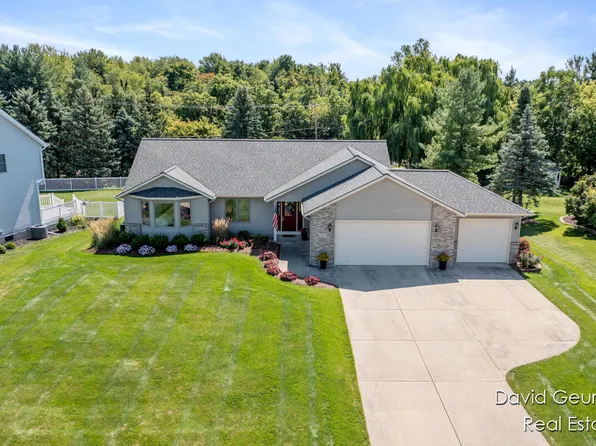 10446 Hunters Creek Dr, Zeeland, MI 49464