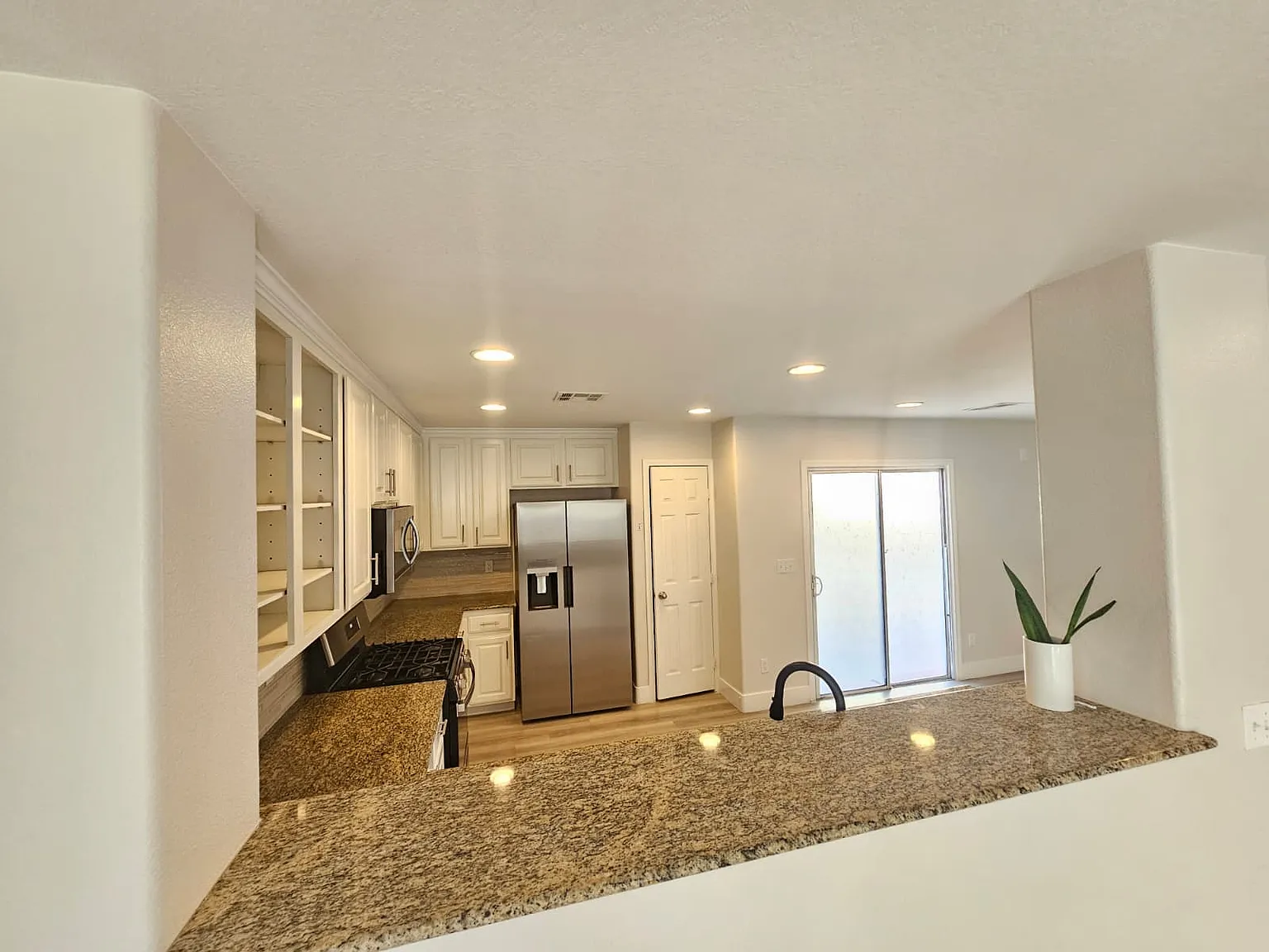 4 bed, 2.5 bath, 1956 sqft, $2,350 — Photo 3