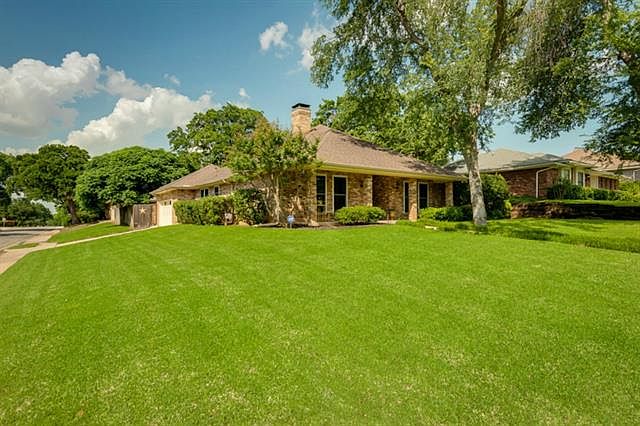 2nd image of 915 Briarcliff Ct