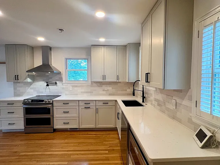 1008 Bashford Ln — Photo 8