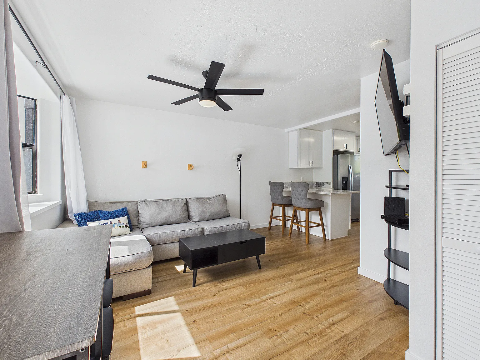 2 bed, 1052 sqft, $4,500 — Photo 2