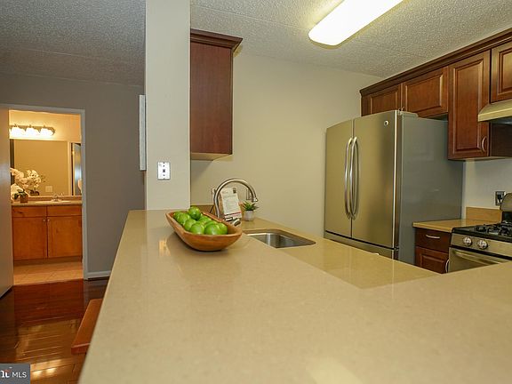 5th image of 75 S Reynolds St APT 220