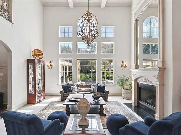 5th image of 8 Oak Alley Dr