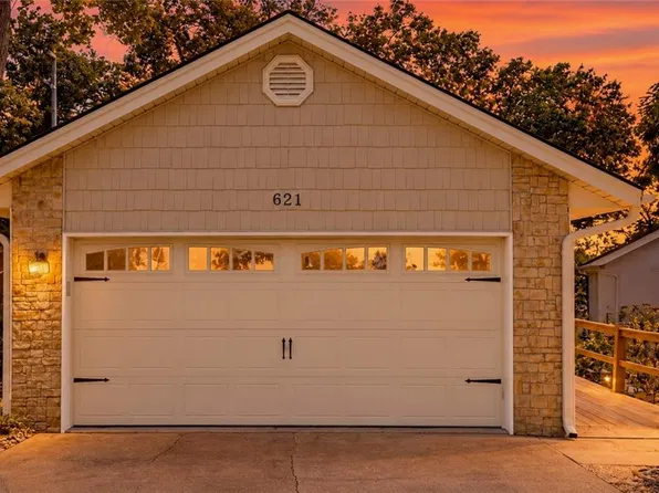 621 NW North Shore Dr, Lake Waukomis, MO 64151