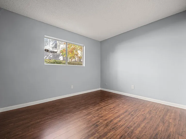 5900 Reseda Blvd — Photo 12