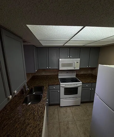 1536 SE Royal Green Cir #104 — Photo 18