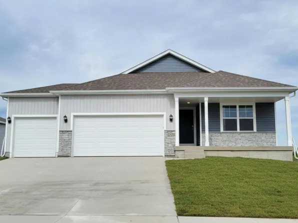 2877 Prairielight Dr, Hiawatha, IA 52233